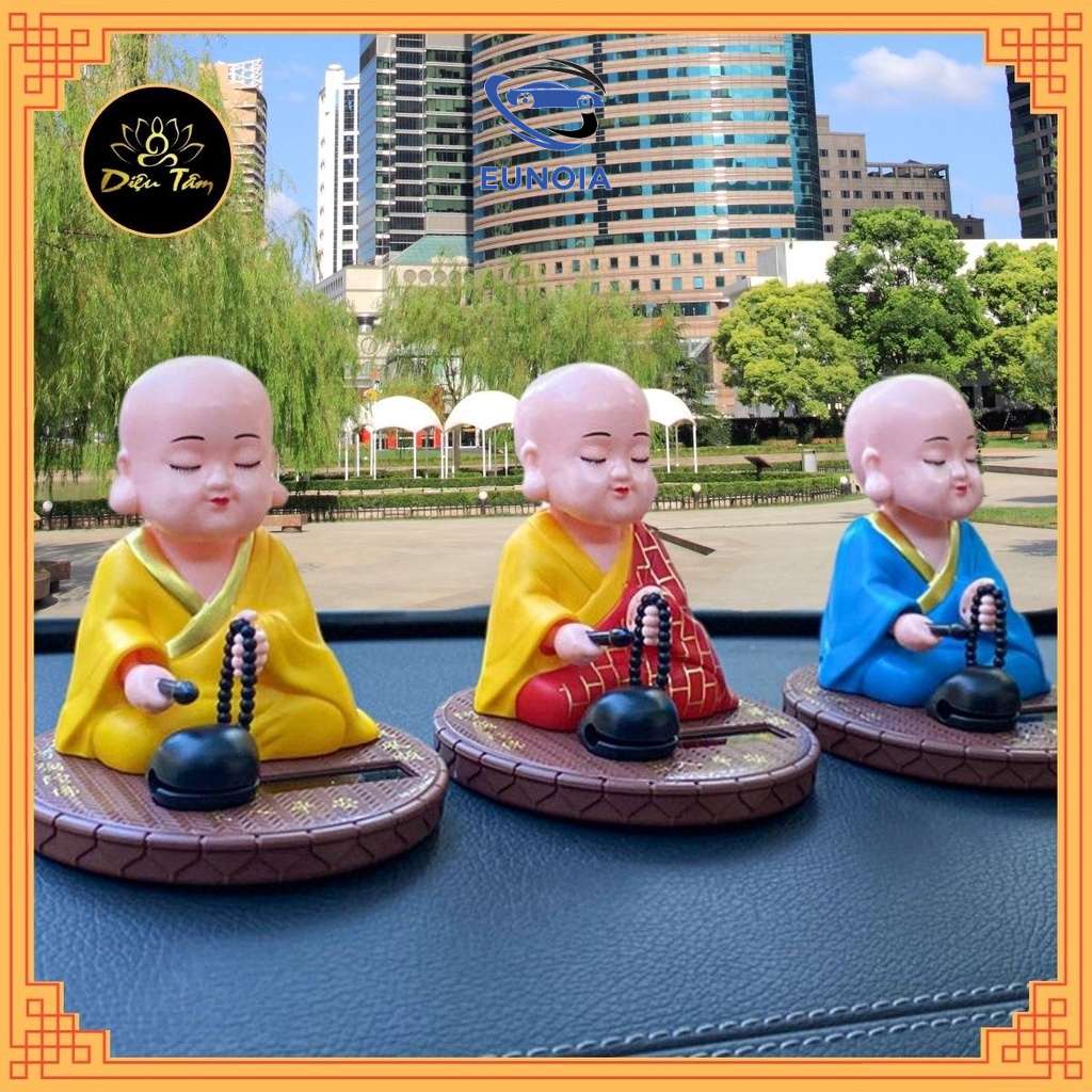 Tượng phật chú tiểu gõ mõ tụng kinh để taplo trang trí xe hơi ô tô