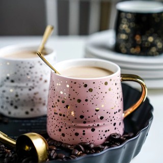 Cốc sứ hoạ tiết chấm bi vàng (kèm nắp và thìa)