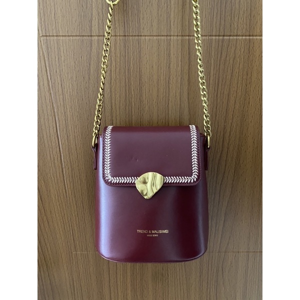 Túi đeo màu đỏ