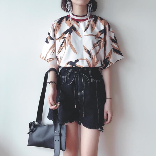 Áo thun nữ cổ tròn cao họa tiết tay ngắn Emilyshop