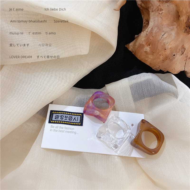 Nhẫn nhựa màu trong suốt kiểu dáng thời trang