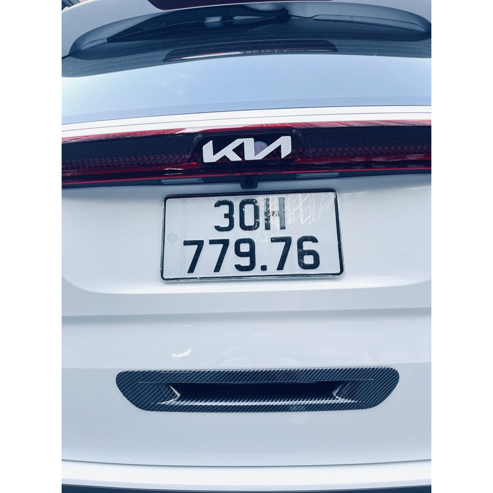 Ốp tay mở cốp sau carbon xe Kia Carnival 2021- 2022 vân cacbon cao cấp