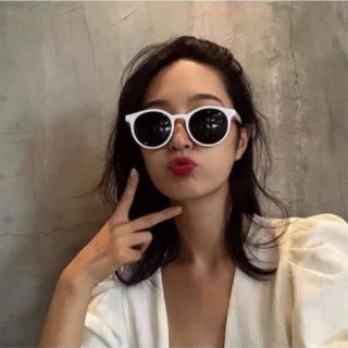 Kính V Tròn Viền Trắng