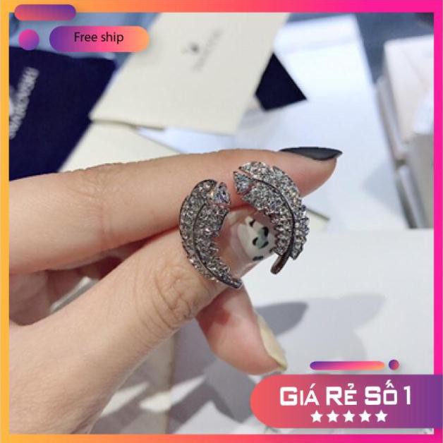 Bông tai hình lông vũ màu silver xỏ lỗ đinh tán màu trắng Swarovski  ⚜️Hàng Authentic⚜️