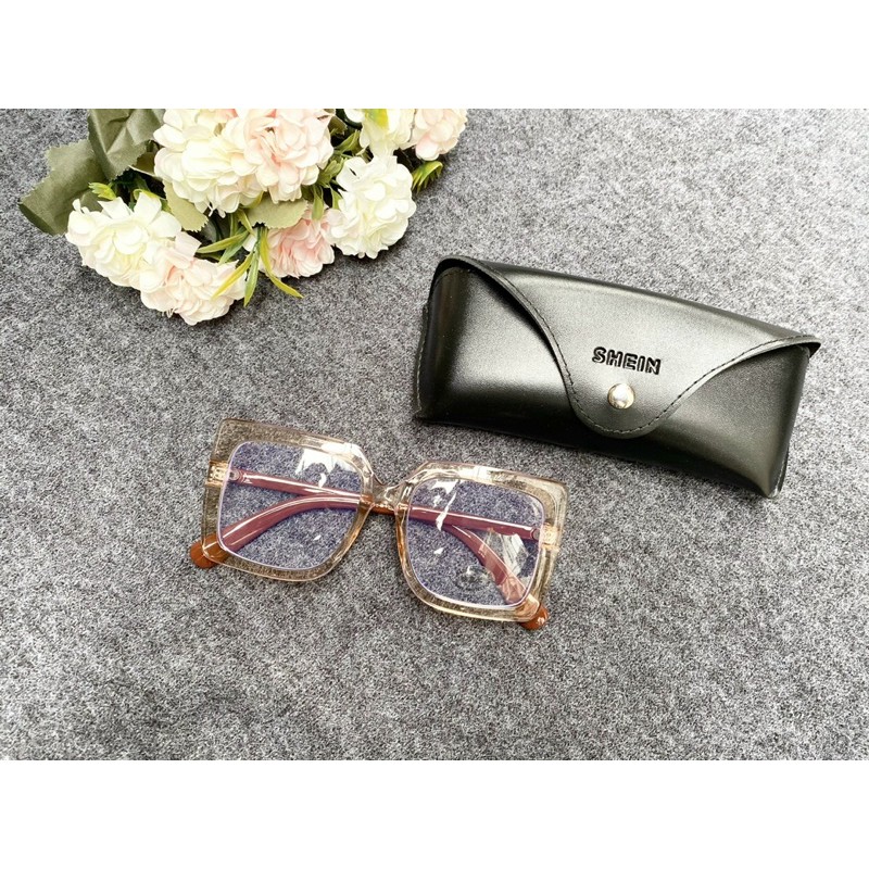 Kính Trắng chống ánh sáng Xanh Shein sang sịn mịn ạ, Có Mail mua hàng tại web của hãng.