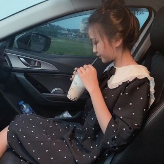 Váy chấm bi cổ bèo