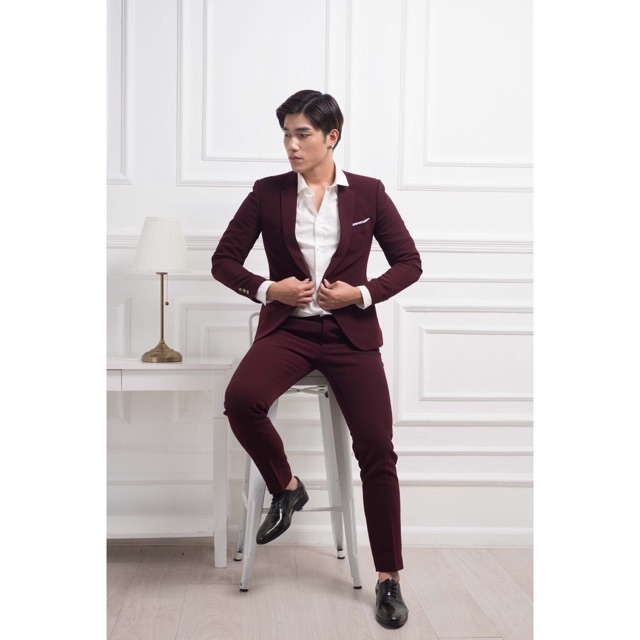 Xả kho bộ vest 1 áo và 1 quần. Màu đỏ mận. Chất vải đẹp, không nhăn. K xù