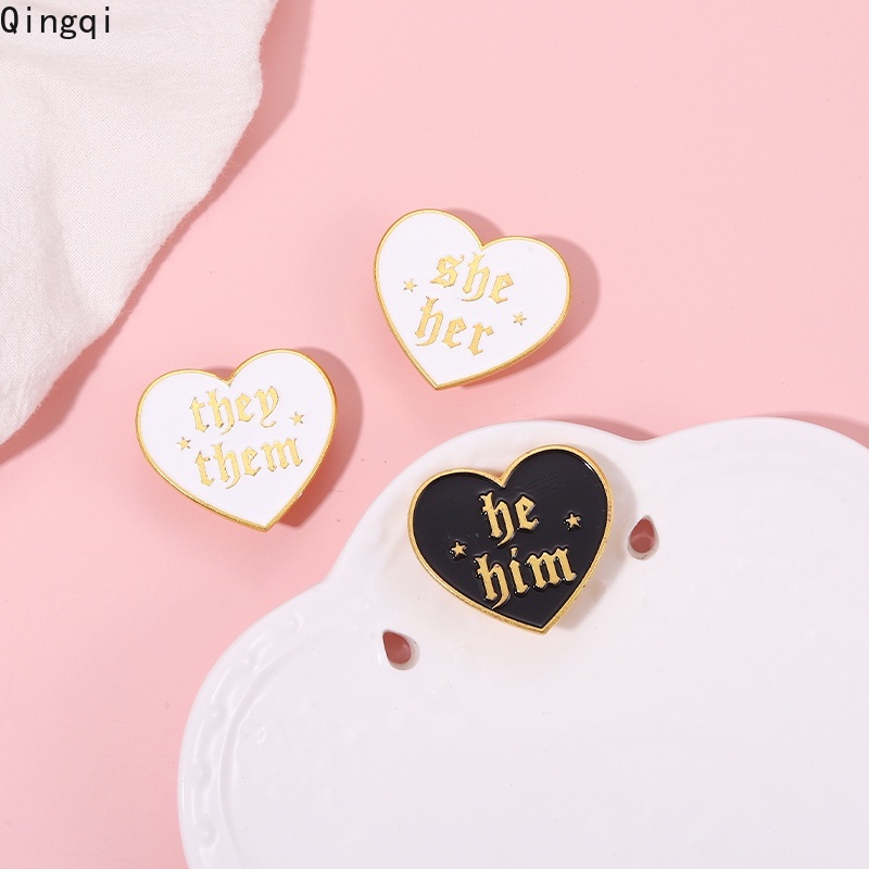 Ghim cài áo Miss Zoe hình trái tim họa tiết chữ he him she her they them