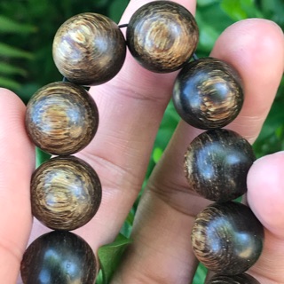 Vòng tay gỗ trầm hương sánh chìm 14 li
