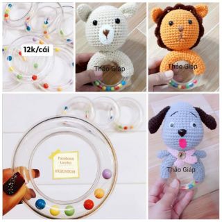 Vòng nhựa và vòng gỗ lục lạc