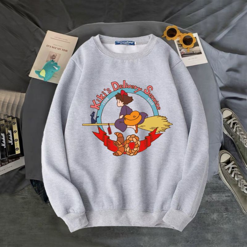 ÁO SWEATER UNISEX NỈ BÔNG IN KIKI CƯỠI CHỔI