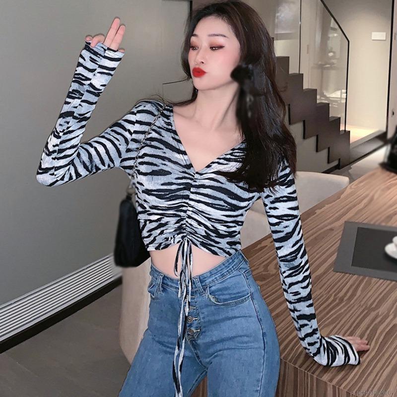 Áo croptop tay dài in họa tiết ngựa vằn cổ chữ V quyến rũ