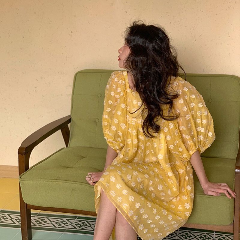 Đầm Tay Phồng Cổ Vuông Họa Tiết Hoa Cúc Phong Cách Retro