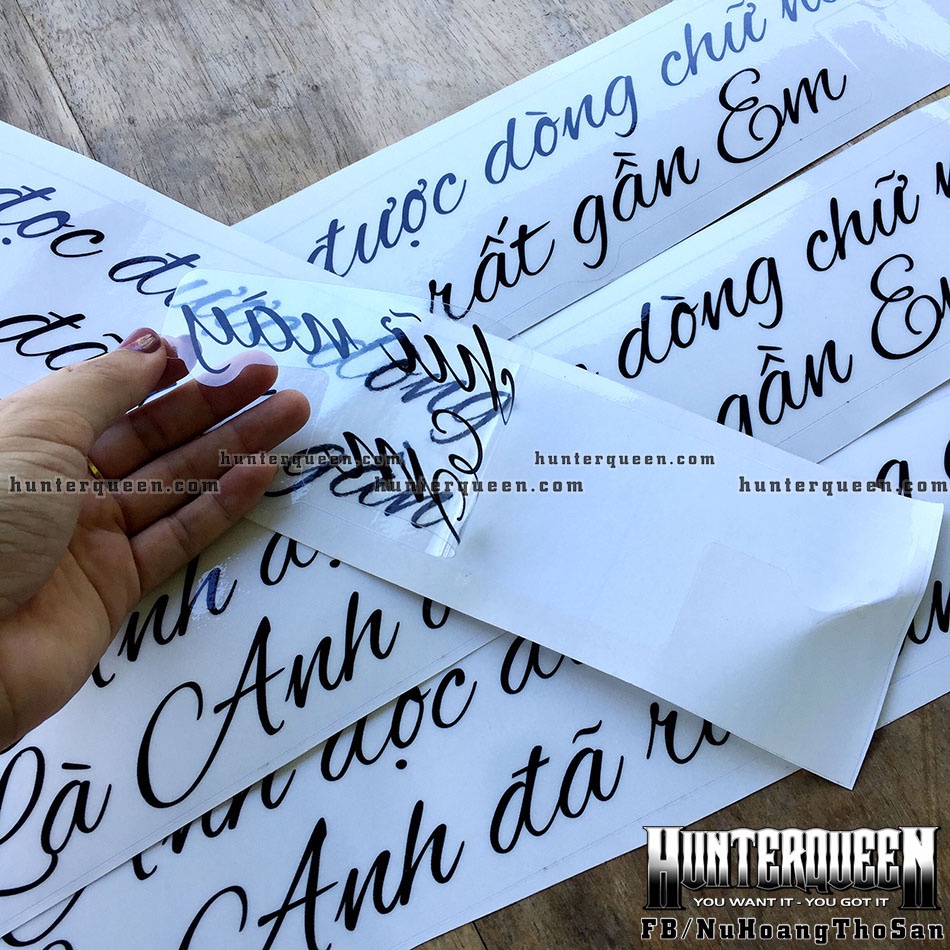 Câu khẩu hiệu dán đuôi xe ô tô Khi anh đọc được dòng chữ này là anh đã rất gần em. Decal chữ đen nền trong suốt 50x8.2cm