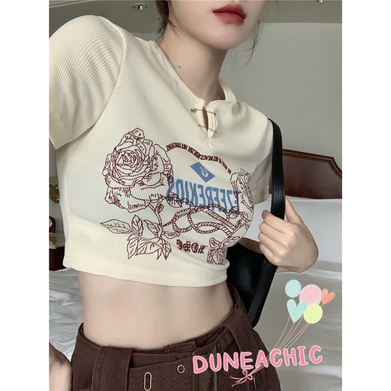 DUNEA Áo Thun Nữ Ngắn Tay Cổ Tròn In Chữ Phối Khóa Cài Trẻ Trung Năng Động