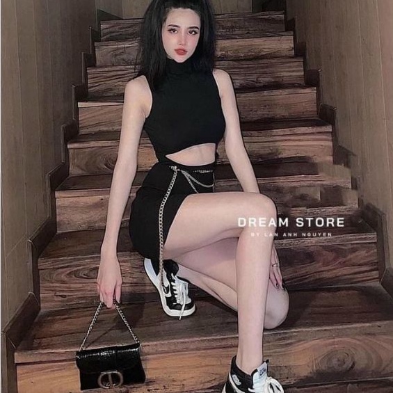 Đầm body cổ lọ  khoét eo đính xích