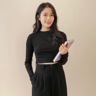 Áo croptop đen- trắng dài tay cổ thấp