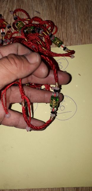 Vòng tay may mắn màu đỏ kèm viên đá pha lê hình trụ nhiều màu sắc