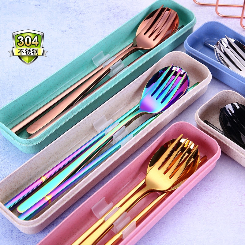 Bộ 5 sản phẩm gồm muỗng đũa nĩa và phụ kiện cố định đựng trong hộp tiện dụng