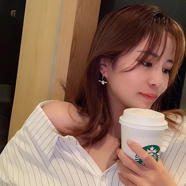 Khuyên tai đính đá (2 màu vàng kim và bạc)