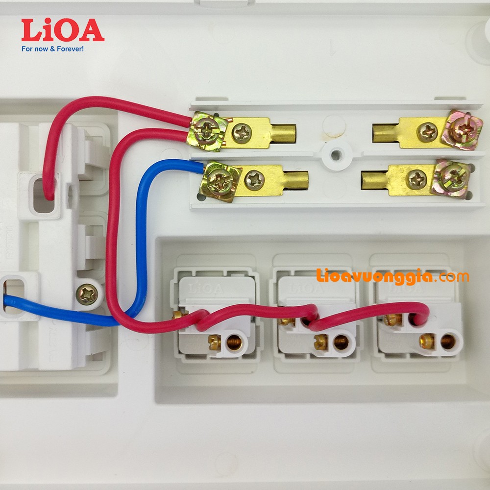 Bảng điện nổi LiOA 15A có 3 ổ cắm 3 công tắc