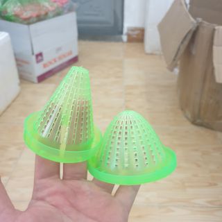 Rọ đựng trùng chỉ cho cá ăn.