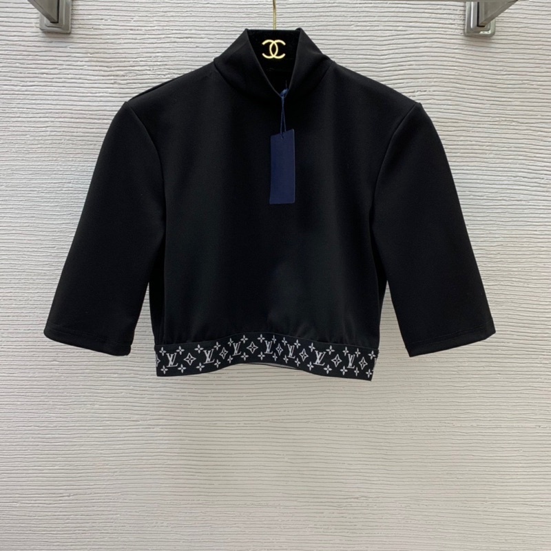 Bộ trang phục nữ gồm áo croptop tay lỡ và quần dài ống loe thương hiệu thời trang cao cấp Louis Vuitton LV