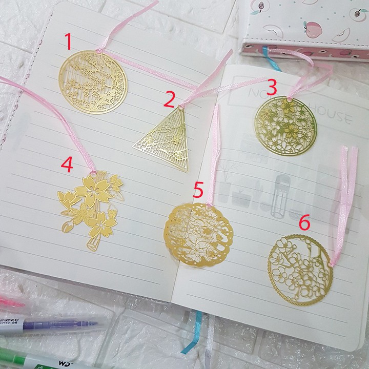 HCM - Bookmark kim loại vàng chặn sách chủ đề hoa anh đào Sakura Nhật Bản
