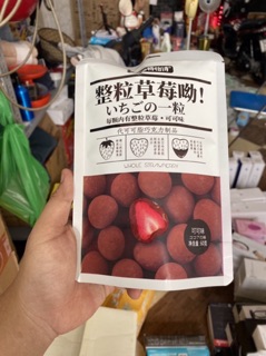 Socola bọc dâu tây sấy
