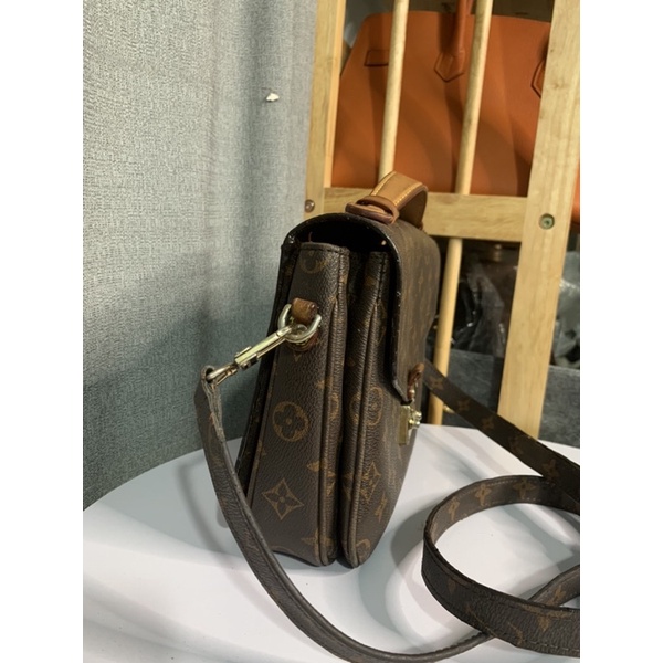 Túi đeo chéo phom hộp l.v