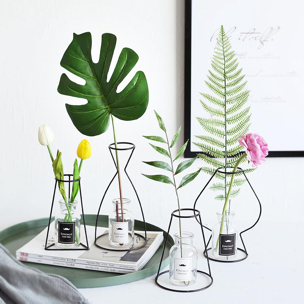Giá đỡ bình hoa bằng kim loại kiểu dáng độc đáo phong cách