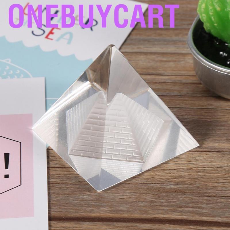 Đồ trang trí thiết kế hình kim tự tháp bằng thủy tinh độc đáo