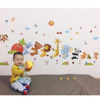 Decal dán tường thú kéo ôm nhau nhổ cà rốt