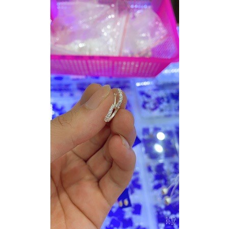 Bông tai nữ bạc ta 1 hàng đá cách điệu thân v nhỏ xinh - Kho sỉ bạc Nhất Linh