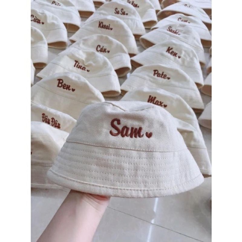 Nón may quai sẵn thêu tên, đủ 4 màu size từ bé đến người lớn.