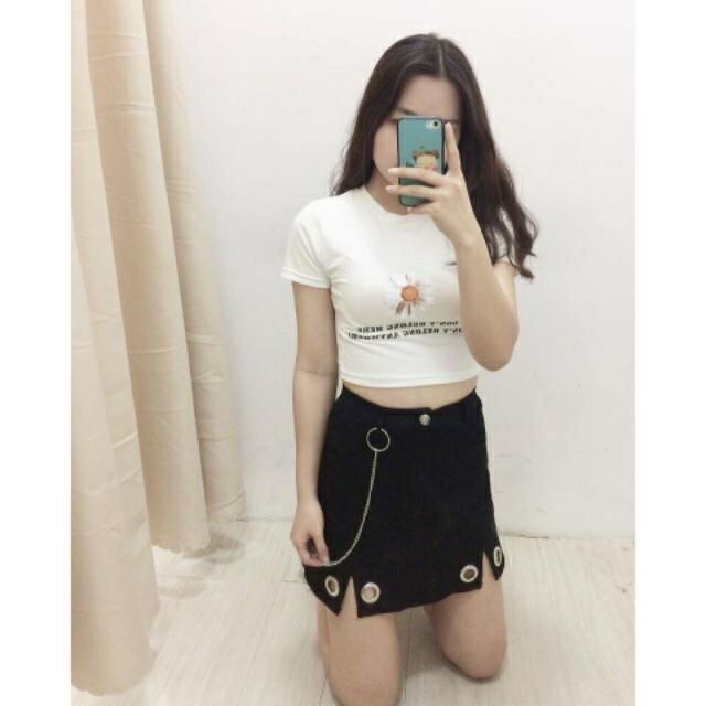 Áo croptop cổ tròn thêu hoa cúc. | BigBuy360 - bigbuy360.vn