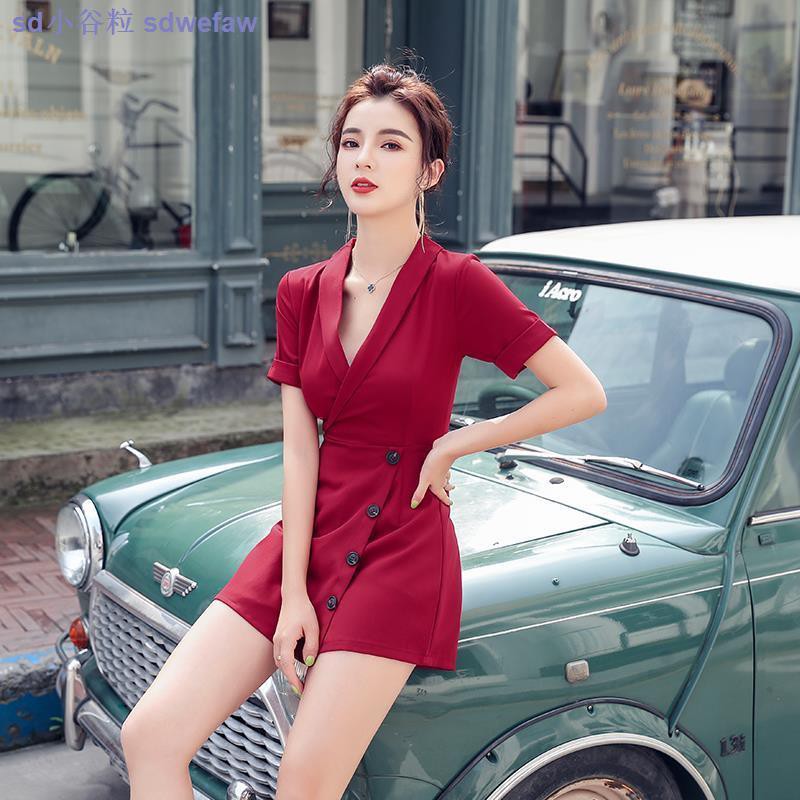 Jumpsuit Ngắn Cổ Vest Phối Hàng Nút Thời Trang