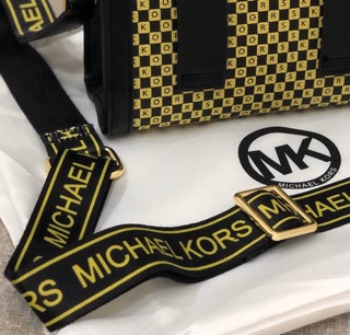 Túi Michael Kors dây bảng lớn