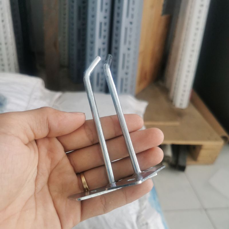Móc treo bắt trực tiếp vào tường treo kệ hàng siêu thị ốp lưng bao da treo đồ phụ kiện đa năng