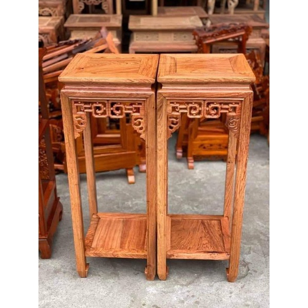 Đôn vuông gỗ hương đá kích thước cao 80 cm đường kính mặt vuông 30 cm.