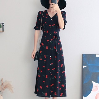 Đầm cherry form dài nút trắng