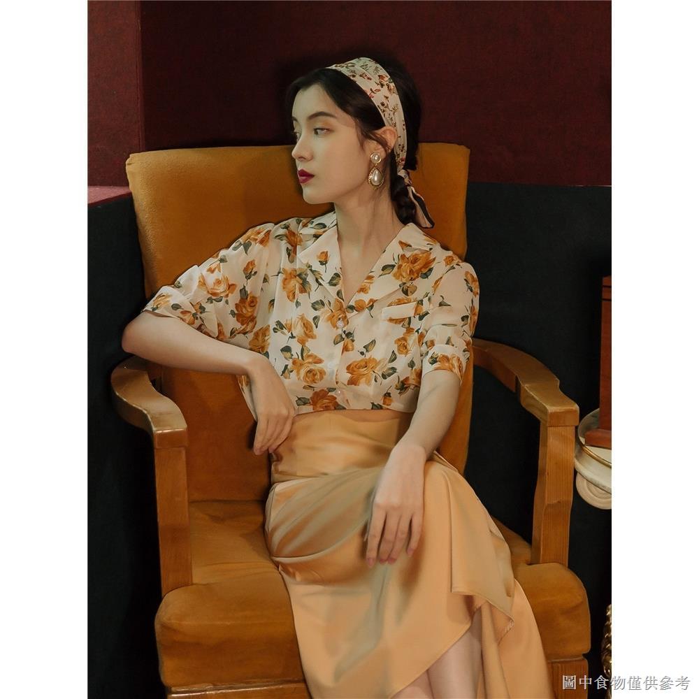 Set Áo Sơ Mi Và Chân Váy Lưng Cao Màu Vàng Nhạt Phong Cách Hồng Kông Cá Tính Cho Nữ