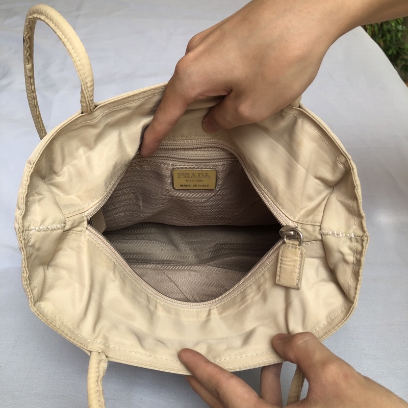 Túi chuẩn si. Túi qua sử dụng. Khách vui lòng xem hình nếu muốn biết thêm thông tin sản phẩm mời khách vô chat. Thanks .