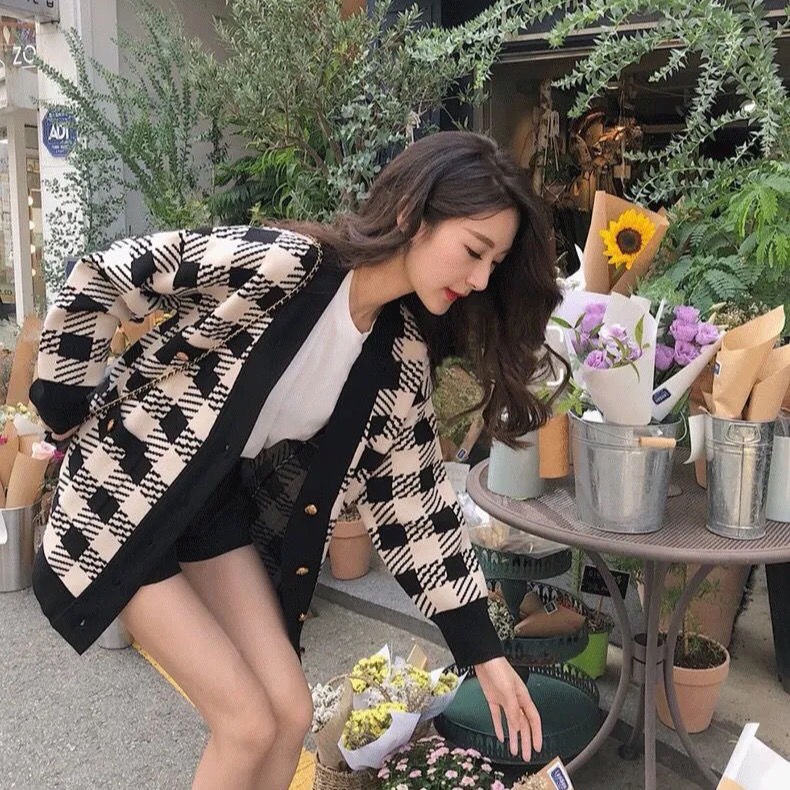 Áo Khoác Cadigan Cổ V Nút Kẻ Caro 2 Túi Tay Dài | Smide Clothing