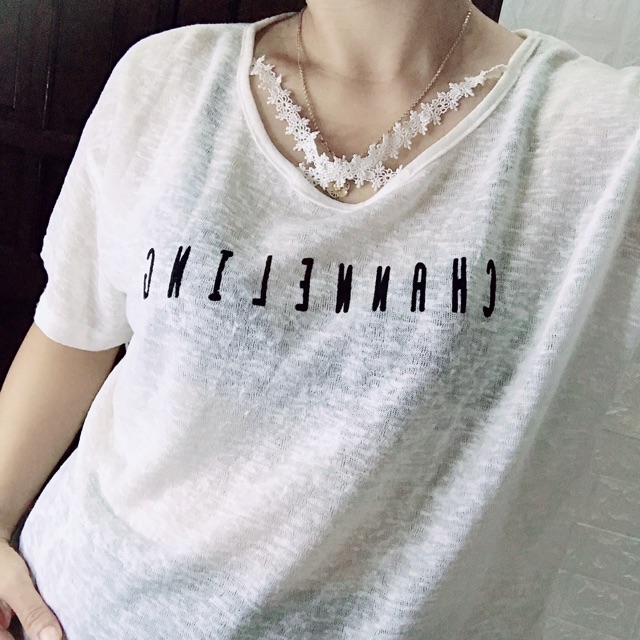 Áo phông in chữ nơ cổ