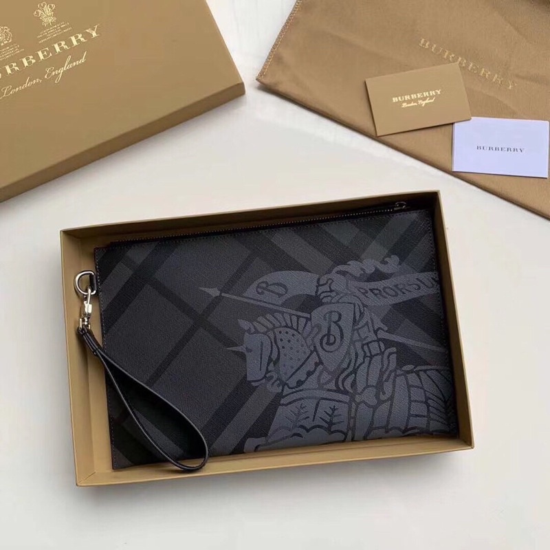 Clutch cầm tay cho nam thương hiệu Burberry da thật cao cấp hoạ tiết hình kị sĩ cưỡi ngựa