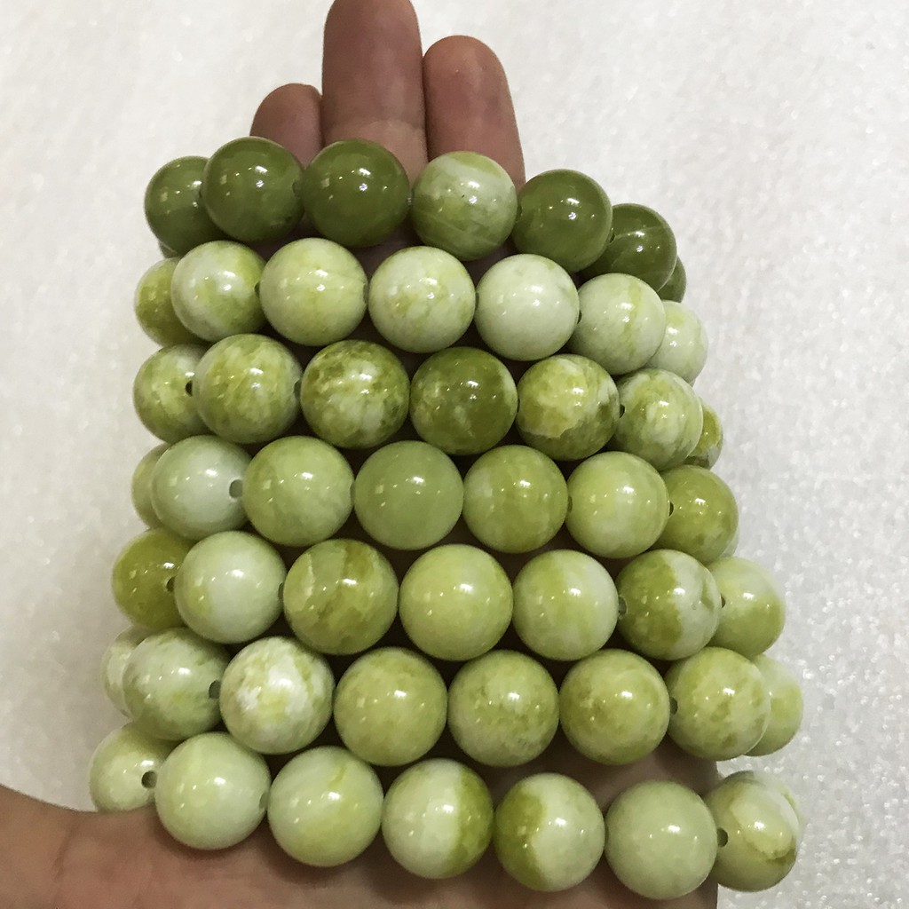 Vòng ngọc màu vàng cho người mệnh Thủy và Kim đường kính hột là 16cm