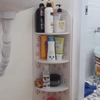 Nhà đẹp với kệ góc tam giác phong cách
