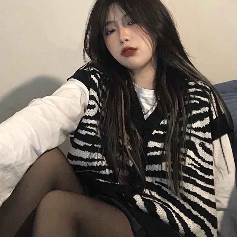 Áo len không tay hoạ tiết vằn đen trắng