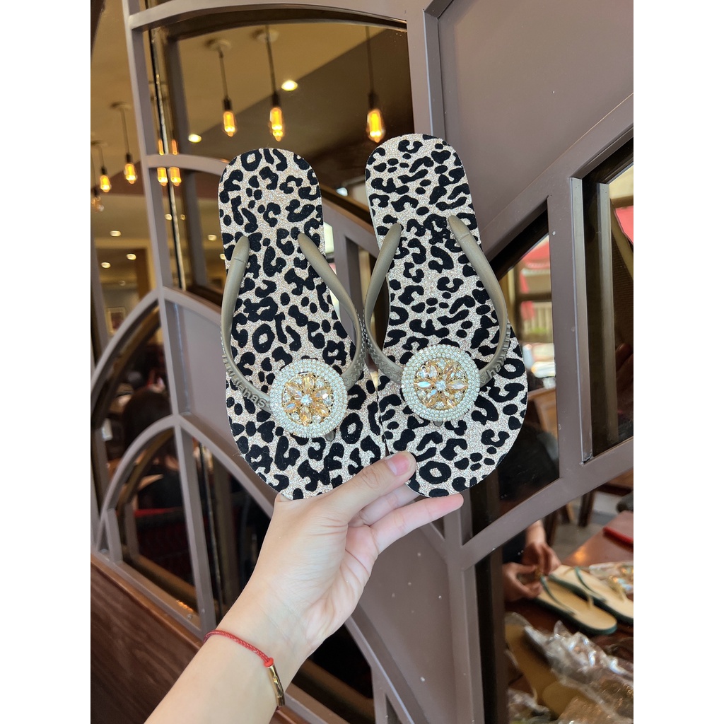 Dép xỏ ngón Havaianas đế nhũ da beo kèm charm